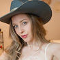 Lindsey Munette YouTube channel thumbnail